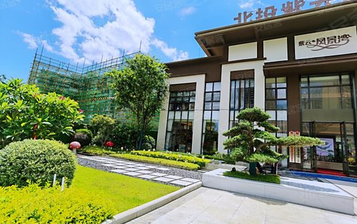 大门口绿树成荫,停车场风景美丽,贴心的物业服务,北投紫云凤景湾是您