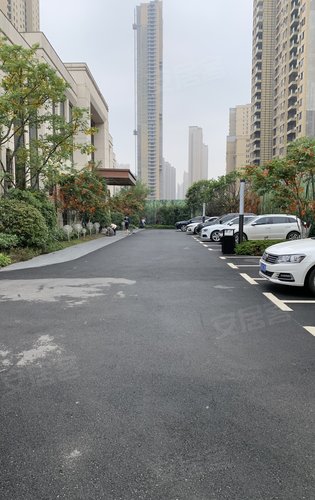 弘阳印月府,汉阳二环墨水湖边,江堤中路售楼部门口,售楼部停车场实拍.