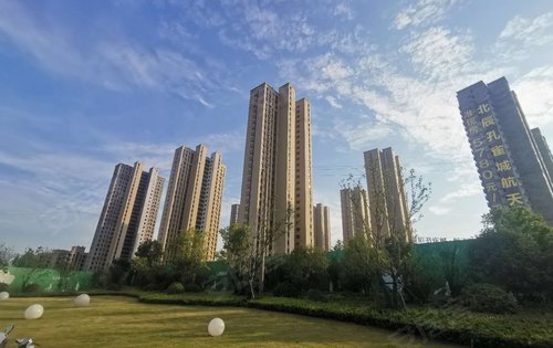 武汉航天府滨江苑孔雀城现场图三期马上交房了现在在售四期一号楼再售