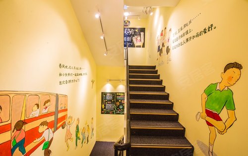 这么漂亮的看楼通道,挺特别的!