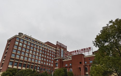 距离小区3公里的三甲综合医院华山医院北院已经开业10年