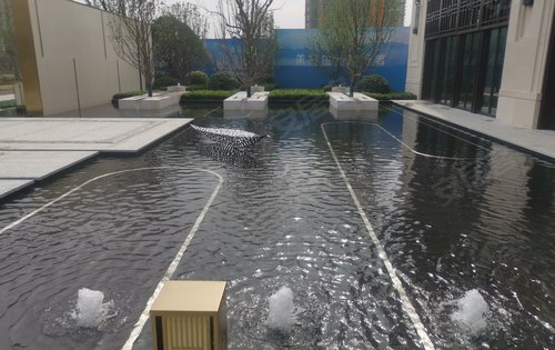 售楼部门前的景观水系!