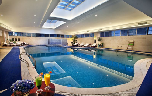 小区周边有室内游泳池,闲暇时可以和朋友一起去玩,也可以带着小朋友一