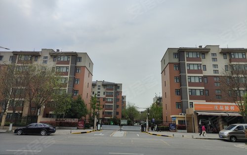 周边空港花园小区延坪大街配套居住人群还是很多的