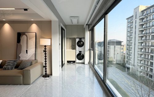 现房洋房120平米的温泉入户而且紧邻高速和地铁大落地门窗大阳台设计