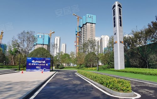 售楼部门口融创城二期小高层马上开盘