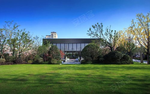 小区内阳光草坪景观长廊儿童乐园等设施一应俱全