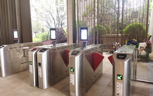 小区的人脸识别,刷卡进入的门禁系统,阻挡外来人口,安全的保障每一位