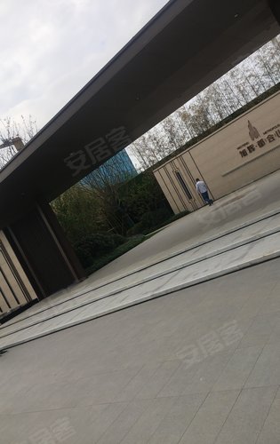 旭辉都会山,大都会风格与新中式风格相结合的门楼设计,既呈现了较强的