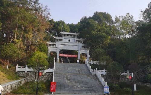 蕲春碧桂园马路对面独山森林公园,周末一家人爬爬山,亲近大自然呼吸