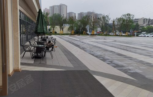 盘龙城刘店转盘旁