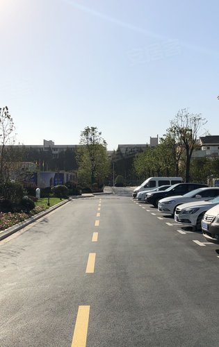 紫晶南园三期项目售楼处停车场,看房可以免费停车.