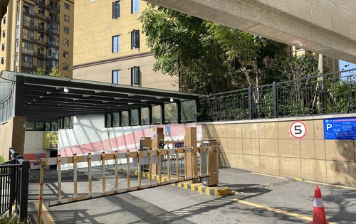 澳海谷山府小区东门地下车库出入口