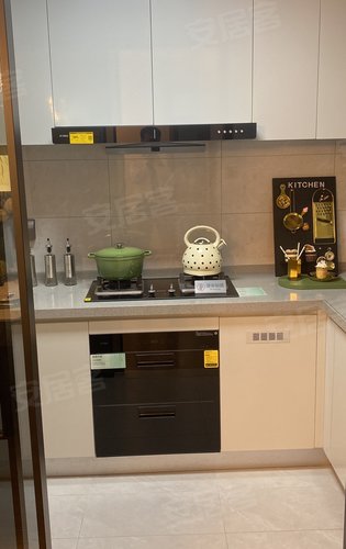 厨房一线品牌方太三件套,洗漱分区的卫生间,细节上小夜灯以及一键式