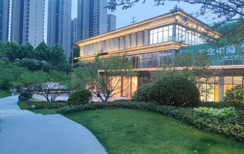 中海熙岸动态:中海煕岸售楼部外面的公园绿地.