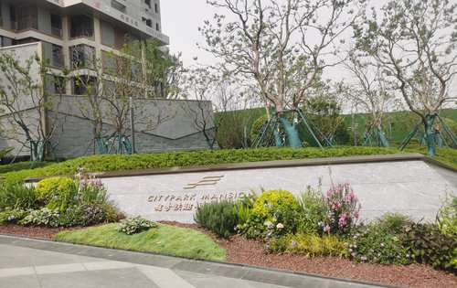 越秀铁建西派天悦动态:越秀铁建西派天悦，高新三期未来之瞳西邻，酒店式四代住宅。小区大门口实景拍摄！-西安安居客