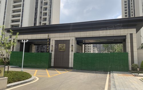 小区北大门门口，退让做的小公园