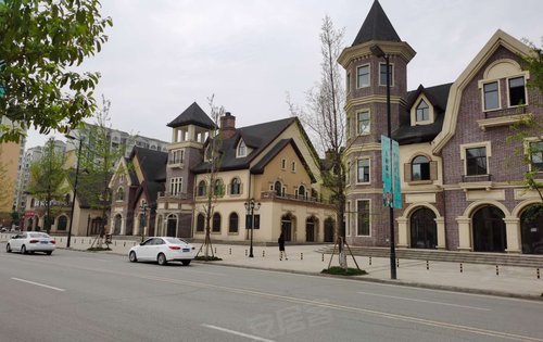 奥莱小镇离领地天府兰台只有200米,购物方便!