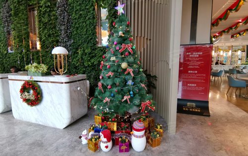 圣诞节快到了,售楼处现场也是浓浓的节日气氛呢!