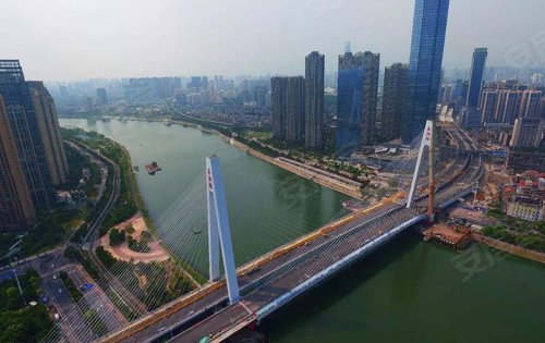 本项目旁的黄家湖大道跨青菱河桥贯通