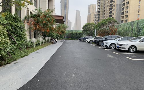 弘阳印月府,汉阳二环墨水湖边,江堤中路售楼部门口,售楼部停车场实拍.