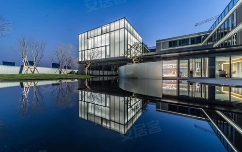 融创城售楼部的夜景