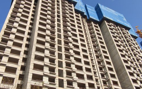 翡翠学府城3,4号楼封顶,项目采用铝合金模板建筑工艺,主体混凝土与二