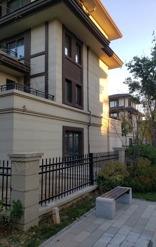 霸州孔雀城实拍,距离r1地铁线地铁口1公里,京雄城际铁路3公里,大广