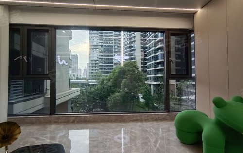 旭辉恒基江与山动态:入户柜消毒机,封窗实景呈现,洗衣房隔断,开放式厨房实景效果展示-成都安居客