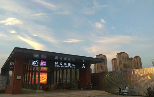 新梅江锦秀里项目西侧就是地铁六号线解放南路站a口雅湖里