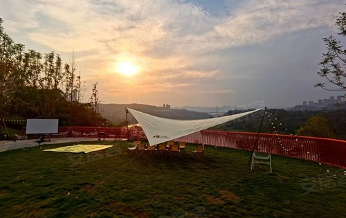 华侨城溪山集动态:#秋天里的第一场江岸露营落日余晖映江红晚霞清风