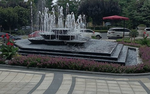 小区主入口六叠水景,寓意六六大顺,出门见财