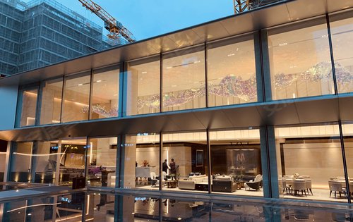 大面积玻璃幕墙的售楼处效果图