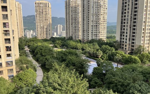 博雅郡位于南重庆茶园,轻轨6,24号线,6号线通车,已经开通4路公交.