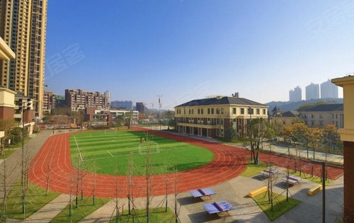 小区自建枫树山中航城小学,买了房交房之后就可以读