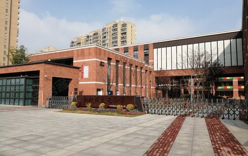 久尚云筑和一路之隔的杭师大文正小学