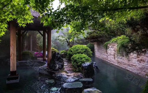 高新骊山下的院子动态:小区温泉,下雨天泡温泉更舒服-西安安居客