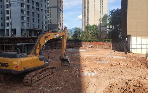 云山春晓施工现场停车场进行水泥浇筑