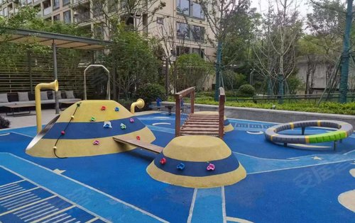 小区的儿童乐园地下停车位
