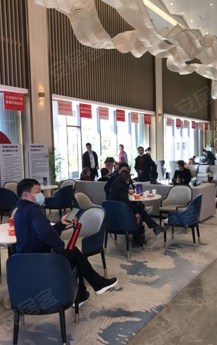 孔雀城航天府售楼部现场看房的人特别多