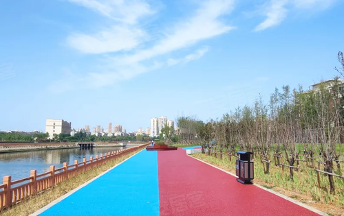 大连改造后的泉水河公园是一大亮点,早上来公园打太极拳,傍晚带孙子玩