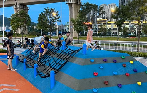 小区配套凤凰广场儿童乐园攀爬墙双泳池等等