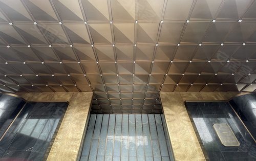 #绿城·天境云庐龙鳞星空顶
          采用多折角异形铝板，进行复杂拼接，精准控制铝板倾角，