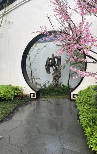 园林一角 茶余饭后游园赏景中交建发·松雅院楼盘