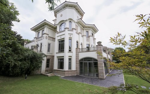 项目位于东郊板块户型从731多平到1100平不等均为地上2层地下1层格局