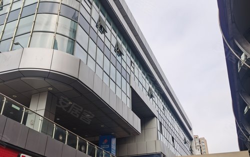 公交总站,嘉定客运中心,对面新城星汇广场商业,生活气息浓厚