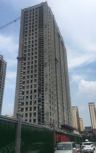 帝华广场动态:一期3栋楼正在装玻璃,二期主体已经封顶.