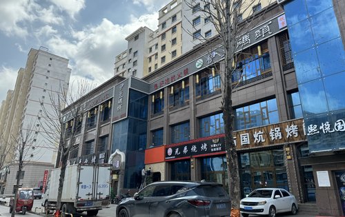 出门就是火锅美食KTV休闲娱乐区 周围就是体育场湿地公园还有温泉度假村，真的好方便呀