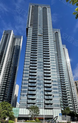 贯彻公建化的立面风格,横向面材料是蓝灰的双层low-e隔音玻璃,阳台是