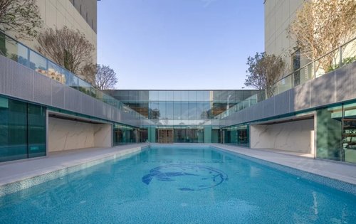 下沉式会所,包含健身房,游泳池,美容院等不同功能